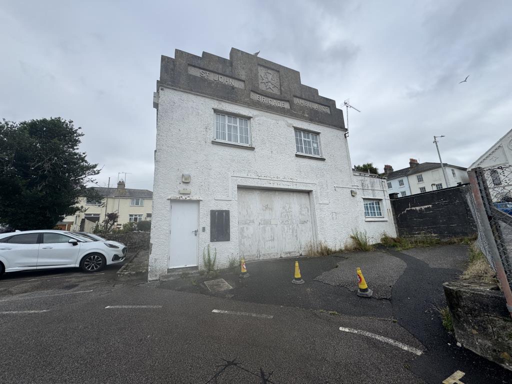 Lot: 28 - VACANT DETACHED BUILDING WITH POTENTIAL AND CAR PARK LET ON A 10-YEAR LEASE - External view of property